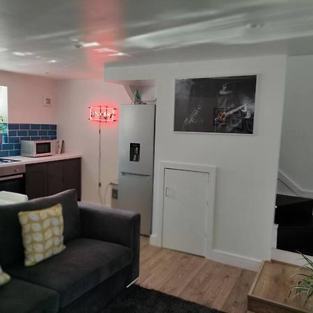 The Old Bar In Wiltshire - 1 Bedroom Guesthouse Τσίπενχαμ Εξωτερικό φωτογραφία