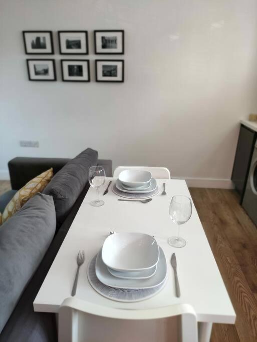 The Old Bar In Wiltshire - 1 Bedroom Guesthouse Τσίπενχαμ Εξωτερικό φωτογραφία