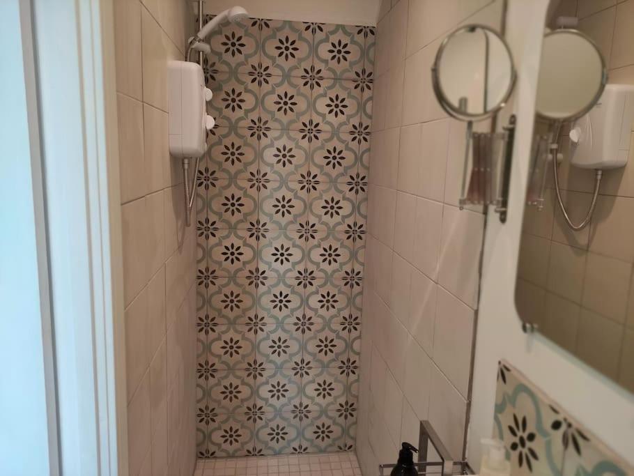 The Old Bar In Wiltshire - 1 Bedroom Guesthouse Τσίπενχαμ Εξωτερικό φωτογραφία