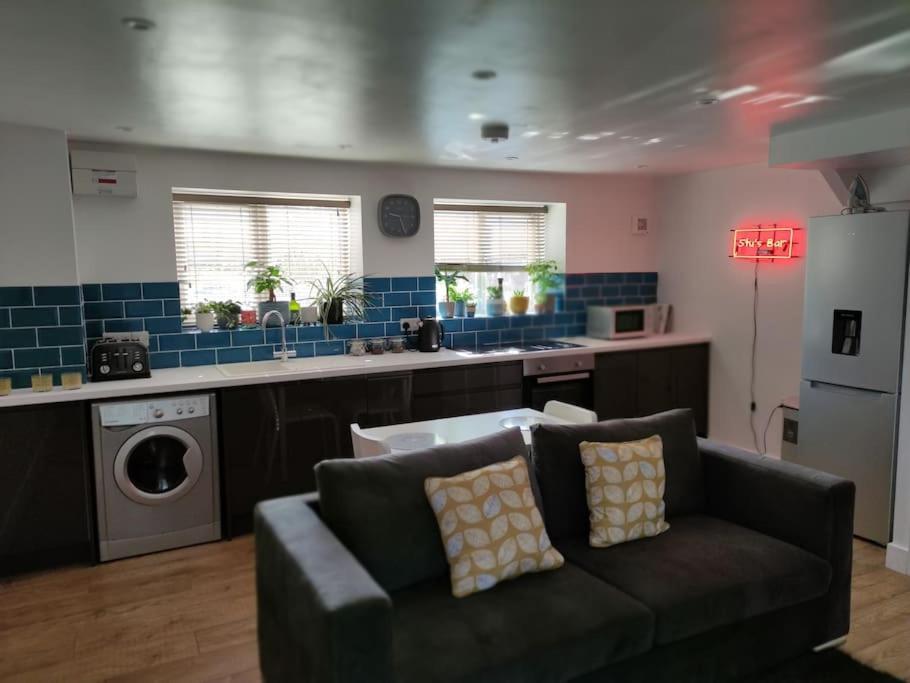 The Old Bar In Wiltshire - 1 Bedroom Guesthouse Τσίπενχαμ Εξωτερικό φωτογραφία