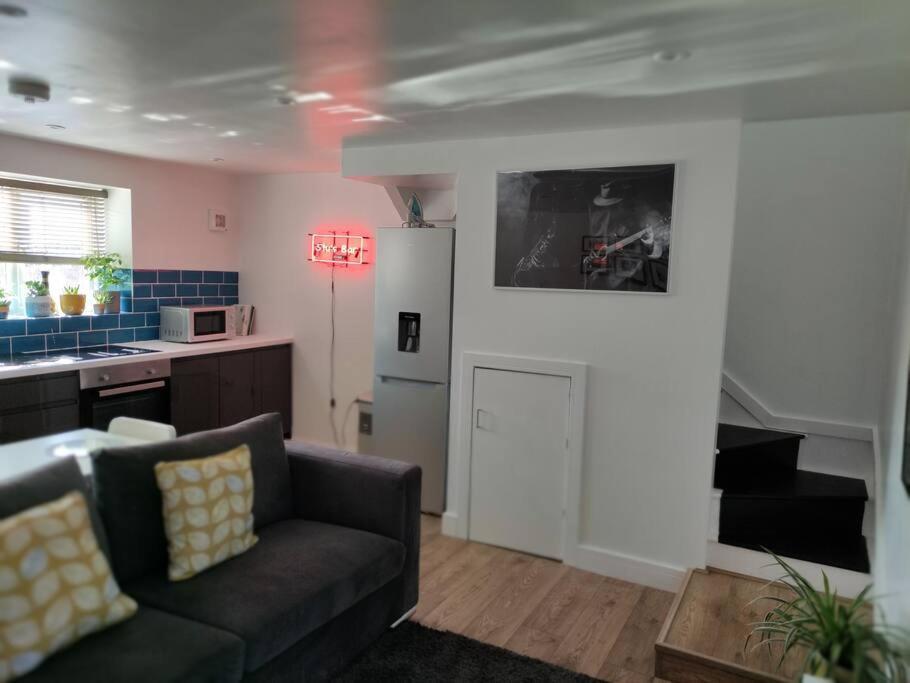 The Old Bar In Wiltshire - 1 Bedroom Guesthouse Τσίπενχαμ Εξωτερικό φωτογραφία