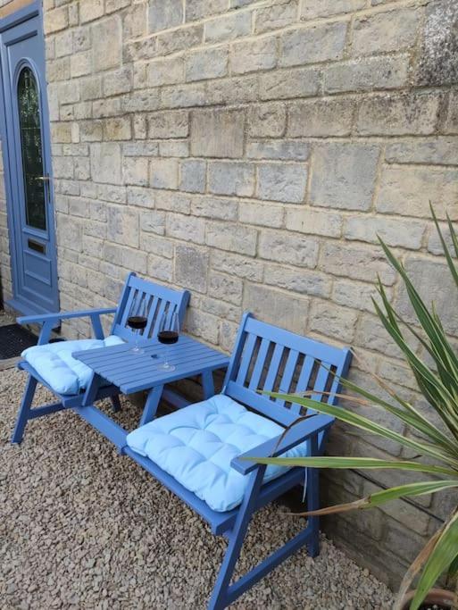 The Old Bar In Wiltshire - 1 Bedroom Guesthouse Τσίπενχαμ Εξωτερικό φωτογραφία