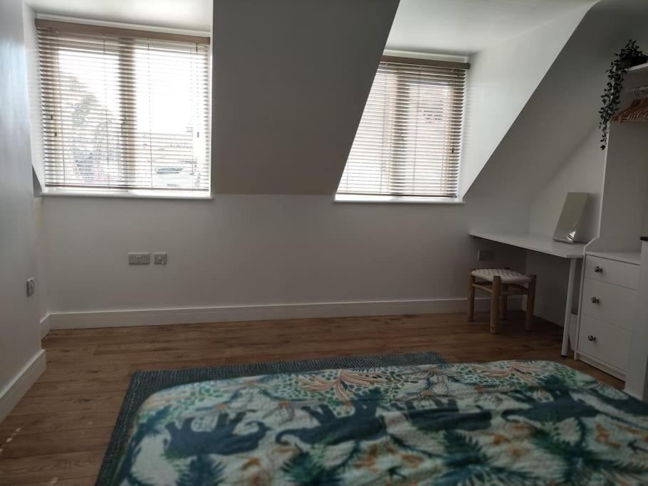 The Old Bar In Wiltshire - 1 Bedroom Guesthouse Τσίπενχαμ Εξωτερικό φωτογραφία