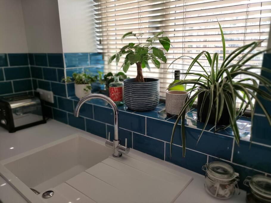 The Old Bar In Wiltshire - 1 Bedroom Guesthouse Τσίπενχαμ Εξωτερικό φωτογραφία